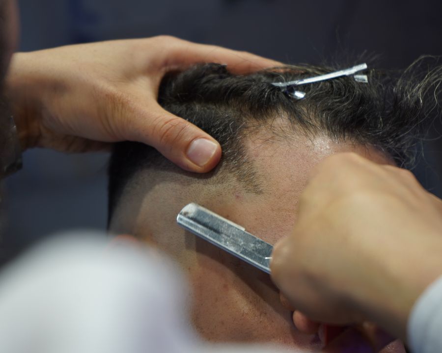 Golenie brzytwą w barbershopie