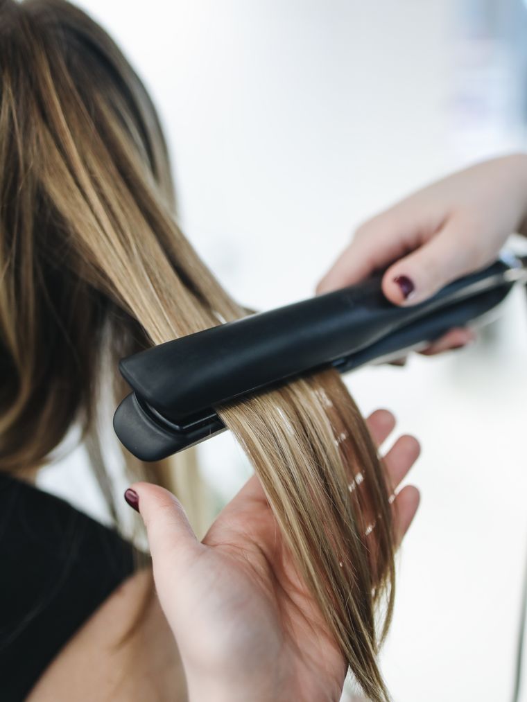 Prostowanie blond pasma prostownicą
