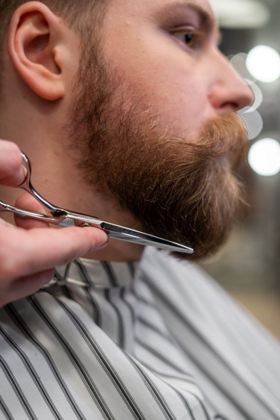 Przycinanie brody nożyczkami w barbershopie